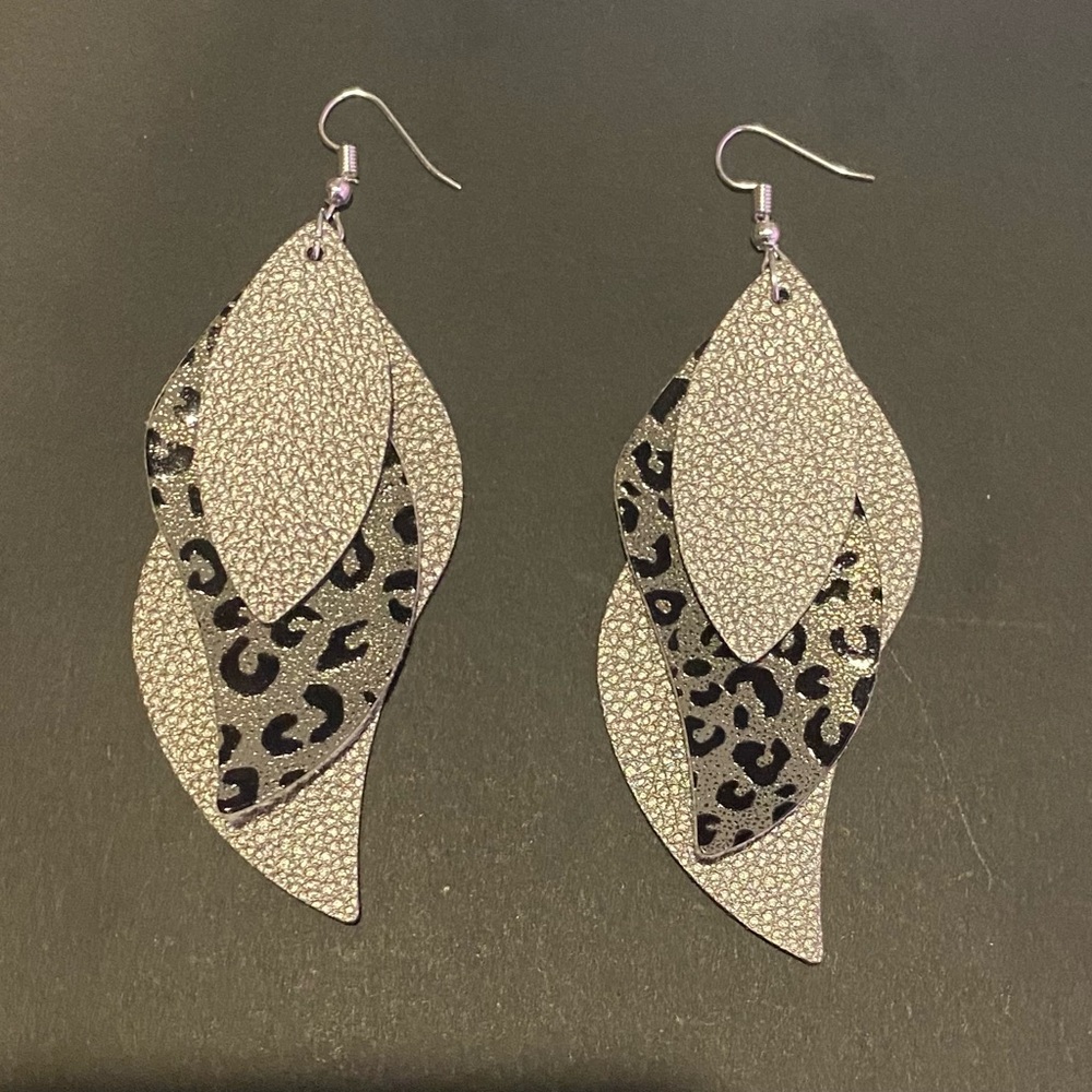 Earrings ‼️FREE SHIPPING‼️